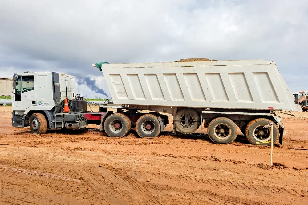 Camión volteo de gran capacidad en la vía de obra
