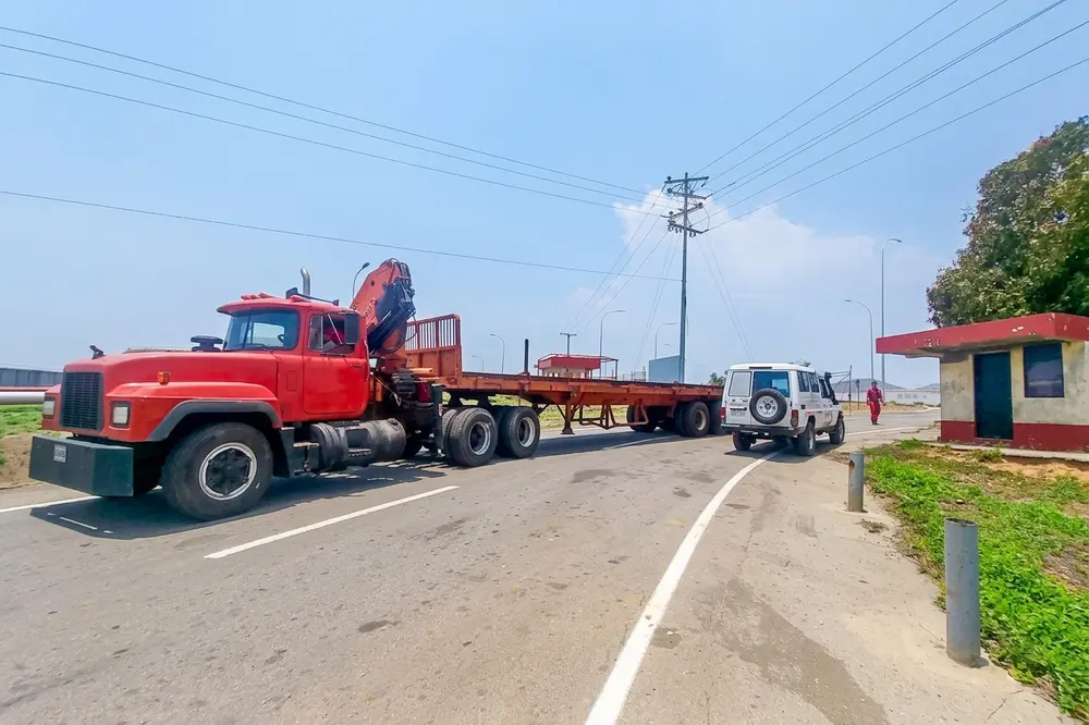 Convoy de transporte pesado en carretera