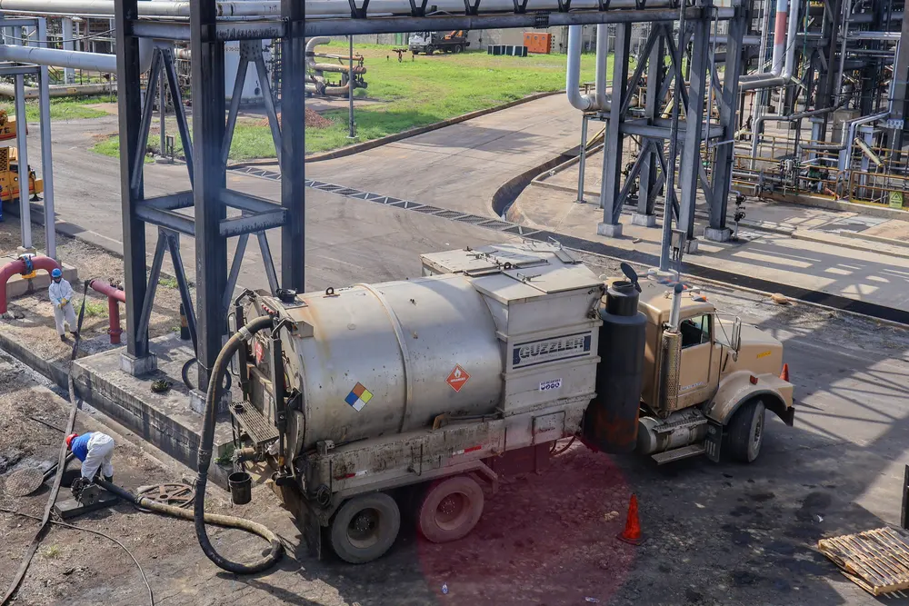Camión de vacío operando dentro de la unidad de proceso