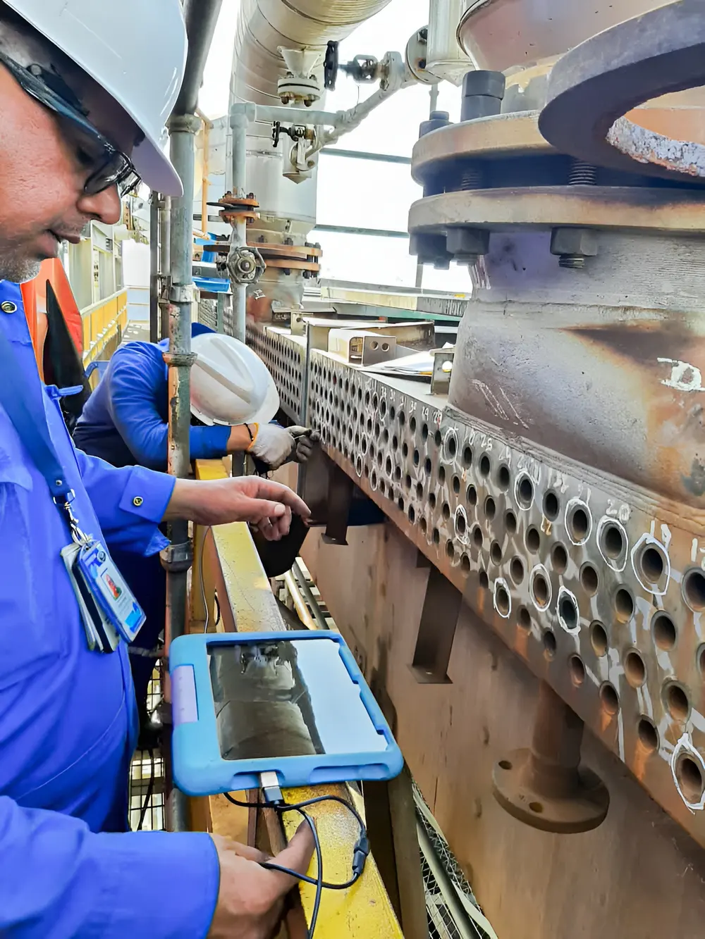 Técnico inspeccionando el espejo de tubos de un intercambiador